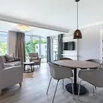 아파트 Godewindpark Deluxe-suite 1-04 Mit Gartenblick Und Loggia 뤼베크